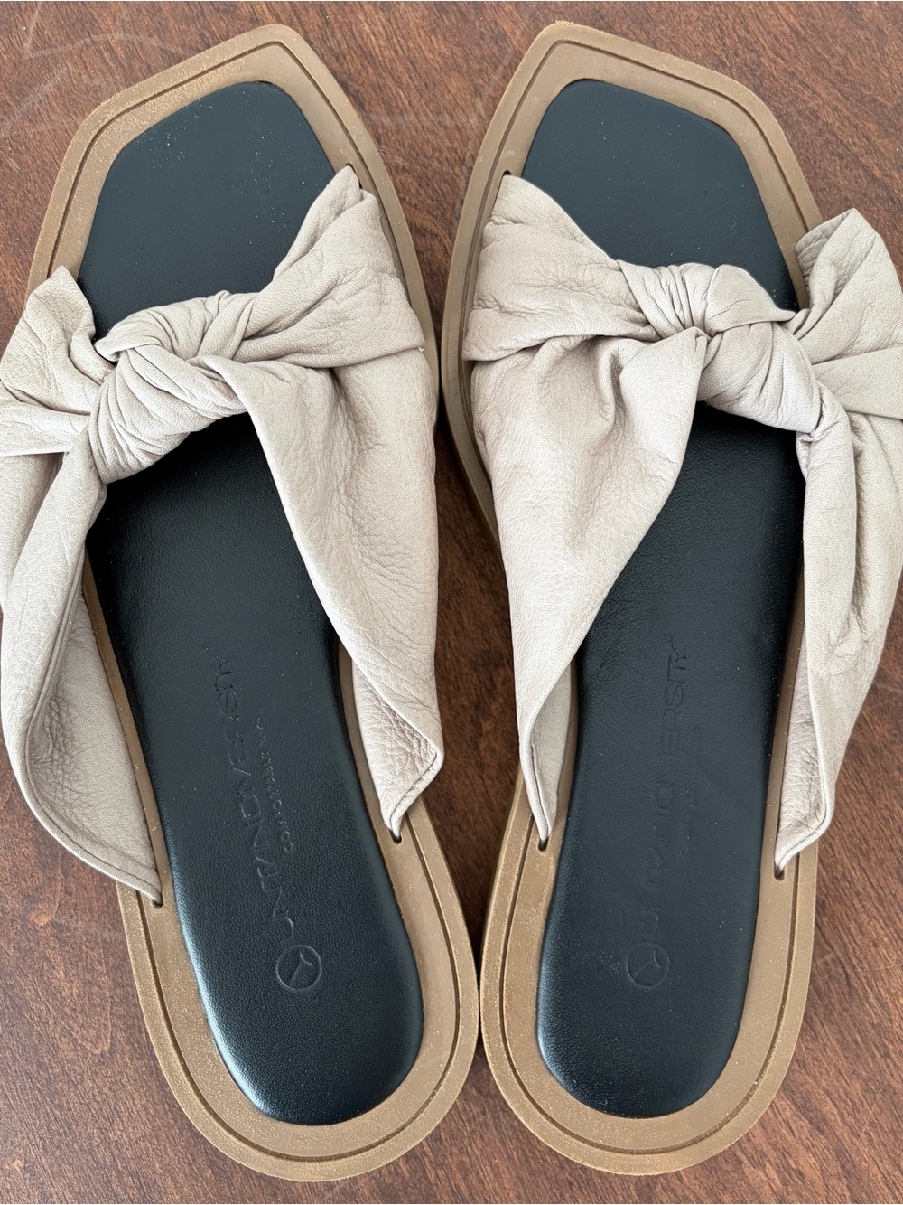 Unity in Diversity Capri leather Slide Sandals 40